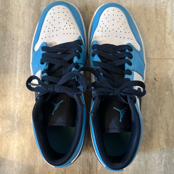 Air Jordan 1 Low in University Blue - Picture 4 of 7